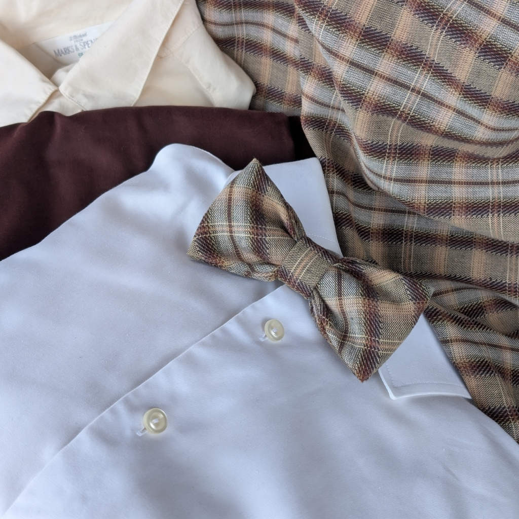 Rutig fluga med flera matchande skjortor