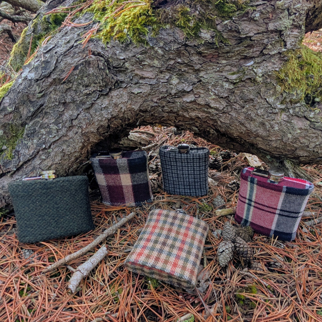 Fickpluntor sydda i vintagetyger, tweed.