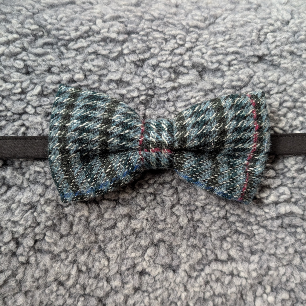 klassisk grå fluga med röda inslag, tweed